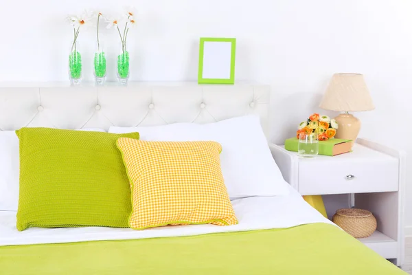 Cómoda cama blanda en la habitación — Foto de Stock