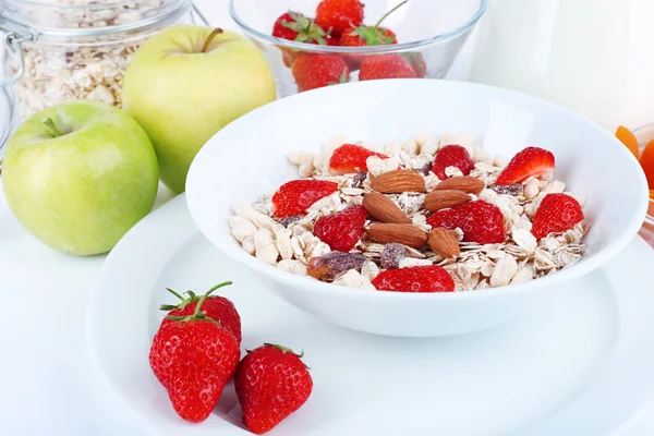 Gesundes Getreide mit Milch und Früchten aus nächster Nähe — Stockfoto