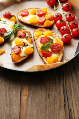 lezzetli Pan, eski ahşap masa üstünde domates bruschetta