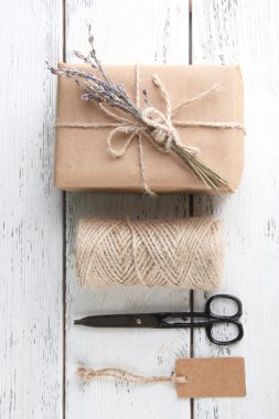 doğal tarzı el işi hediye kutusu ahşap zemin üzerinde. doğal tarzı tasarım kavramı