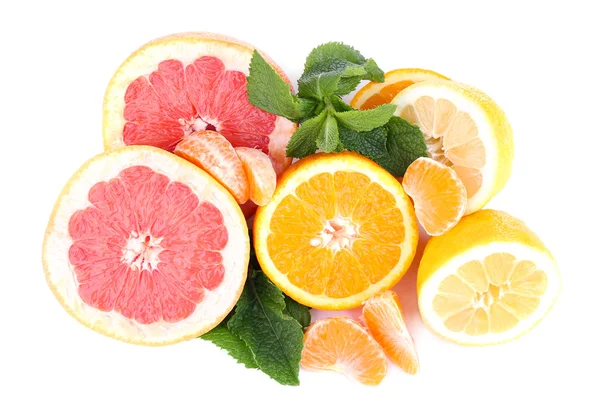 Färska citrusfrukter med gröna blad isolerade på vita — Stockfoto