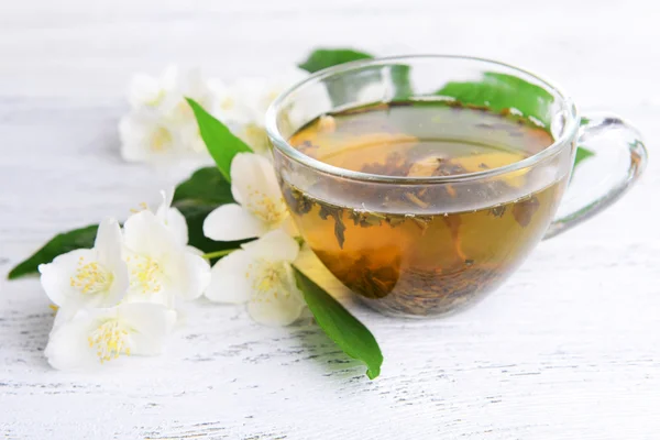 Tasse Tee mit Jasmin auf dem Tisch in Nahaufnahme — Stockfoto