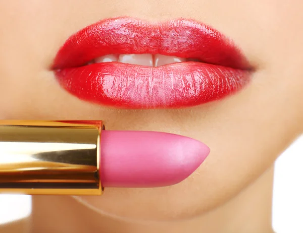 Vackra kvinnliga läpparna med läppstift, närbild — Stockfoto