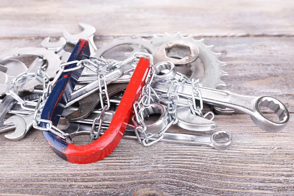 Magneet en sleutels op een houten achtergrond kleur — Stockfoto