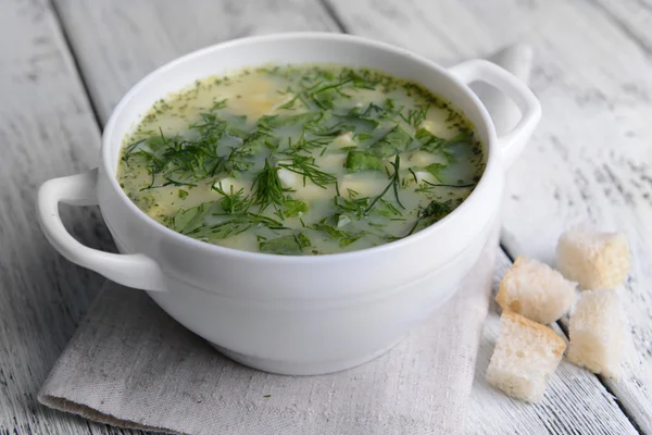 Delicious green soup with sorrel on table close-up — Stock Photo, Image