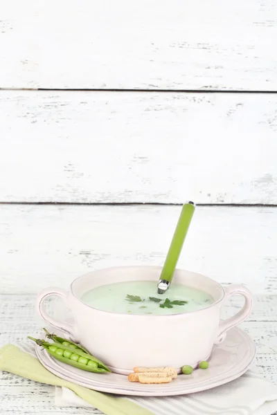 Sabrosa sopa de guisantes en mesa de madera —  Fotos de Stock