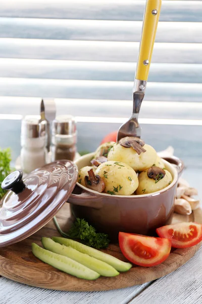 Mladí vařené brambory v pánvi se zeleninou na dřevěný stůl — Stock fotografie