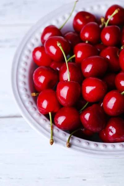 Sweet cherries in bowl on wooden background — Stock Photo, Image