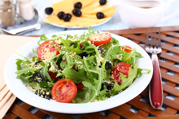 Fresh salad with arugula, close up — Stock Photo, Image