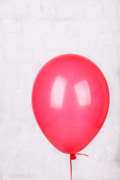 Farbe Ballon auf grauem Wandhintergrund — Stockfoto