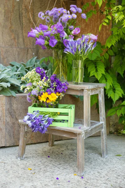 Zahradní dekorace s květy, venku — Stock fotografie