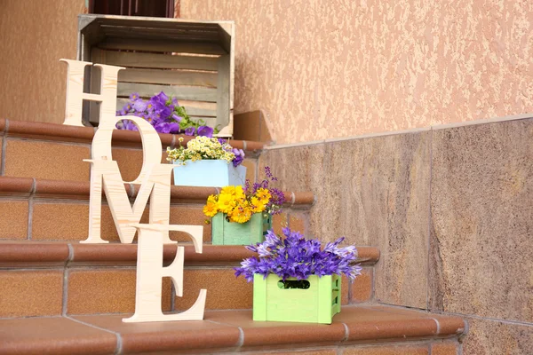 Escalera escalones decoración con flores silvestres y letras decorativas — Foto de Stock