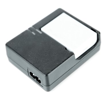 þarj cihazýna ve bataryaya üzerinde beyaz izole