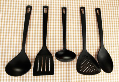 Plastik mutfak eşyaları kumaş zemin