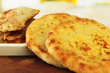 Pita ekmekler parlak zemin üzerine masada tepsi
