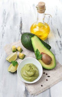 ahşap masa üzerinde kase taze guacamole