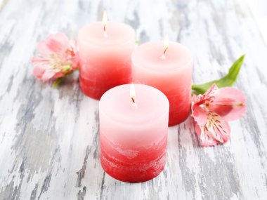 ahşap zemin üzerine çiçekli güzel mumlar