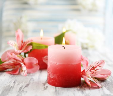 ahşap zemin üzerine çiçekli güzel mumlar