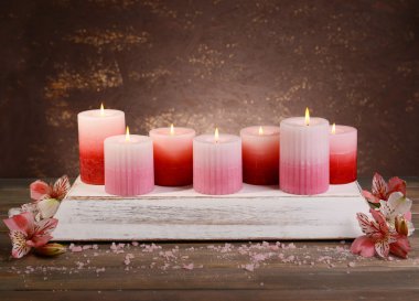 Güzel mumlar ile masaya kahverengi zemin çiçek