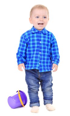 sevimli küçük çocuk ile üzerine beyaz izole plastik kovalar