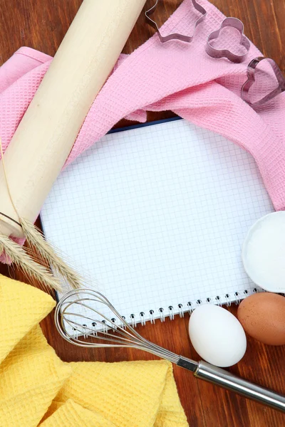 Matlagning koncept. grundläggande bakning ingredienser och köksredskap närbild — Stockfoto