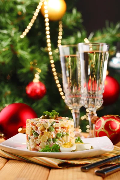 ロシアの伝統的なサラダ オリビエパニスは、明るい背景上の木製のテーブルの上の色のナプキン — ストック写真