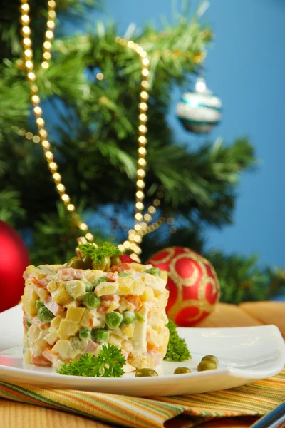 Salada tradicional russa Olivier, no guardanapo a cores, na mesa de madeira, no fundo brilhante — Fotografia de Stock