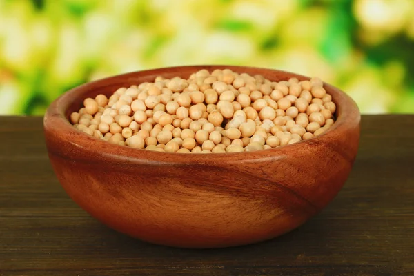 在明亮的背景上桌上的大豆豆 — 图库照片