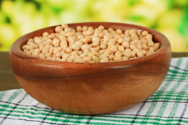 明るい背景上のテーブルでの大豆の豆 — ストック写真