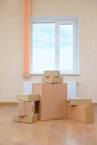 Empty room with stack of cartons: moving house concept — Stock Photo, Image