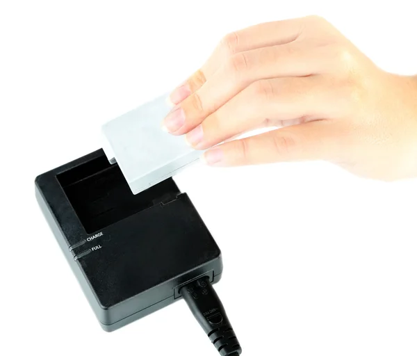 Рука положить аккумулятор на заряд изолирован на белом — стоковое фото