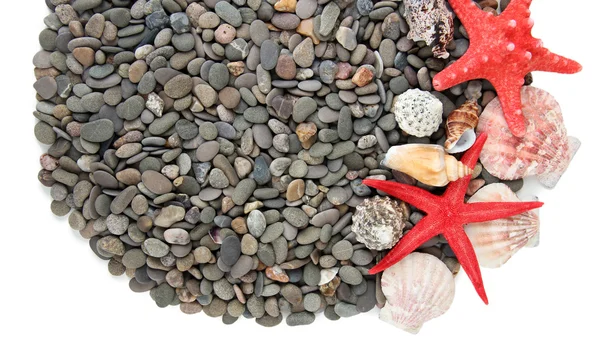 Pequenas pedras e conchas marinhas, isoladas sobre branco — Fotografia de Stock