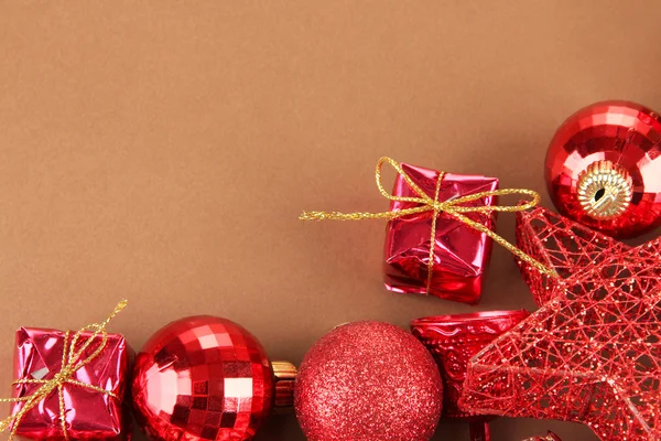 Piękne dekoracje świąteczne na brązowym tle — Zdjęcie stockowe