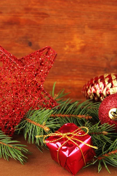 Belles décorations de Noël sur sapin sur table sur fond bois — Photo