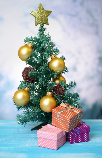 Dekorativní vánoční stromek, na světlé pozadí — Stock fotografie