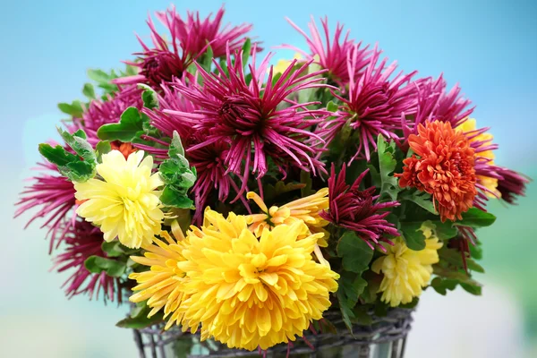 Samenstelling met prachtige bloemen in rieten mand s, op lichte achtergrond — Stockfoto