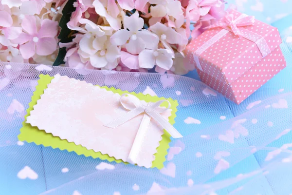 Bukiet pięknych kwiatów sztucznych, na tle drewniane kolor — Zdjęcie stockowe