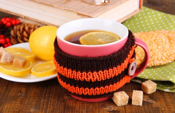 Taza de té con limón en la mesa de madera —  Fotos de Stock