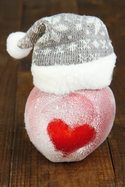 Holiday apple Matt szív és santa kalap fából készült háttér — Stock Fotó