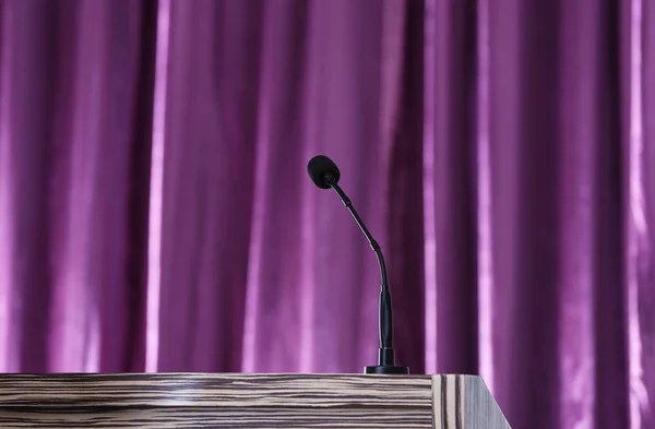 Interior de la sala de conferencias vacía con tribuna —  Fotos de Stock