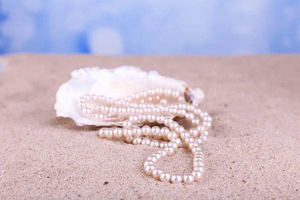 Wunderschöne Perlen in Muschel auf Sand, Nahaufnahme — Stockfoto