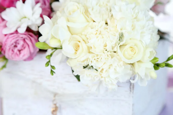 Lindas flores de casamento em caixa no fundo brilhante — Fotografia de Stock