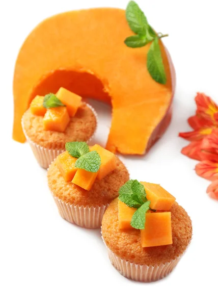 Leckere Kürbis-Muffins, isoliert auf weiß — Stockfoto
