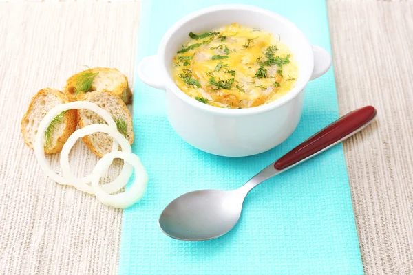 Chutná polévka v hrnci na ubrus, zblízka — Stock fotografie