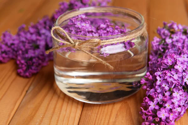 Schöne fliederfarbene Blumen auf dem Tisch in Großaufnahme — Stockfoto