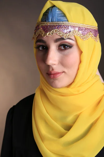 Mooie Arabische Moslimvrouw op donkere kleur achtergrond — Stockfoto