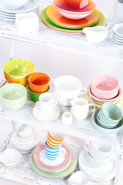 Różne naczynia na półce, z bliska — Zdjęcie stockowe