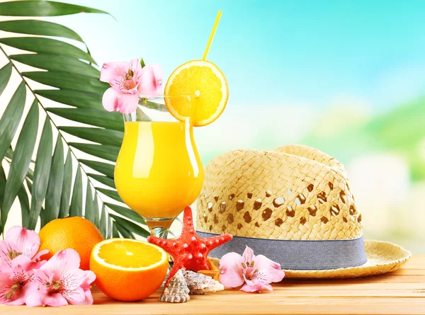 Erfrischender orangefarbener Cocktail auf Strandtisch — Stockfoto