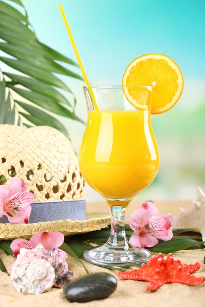 Освежающий апельсиновый коктейль на песчаном пляже — стоковое фото