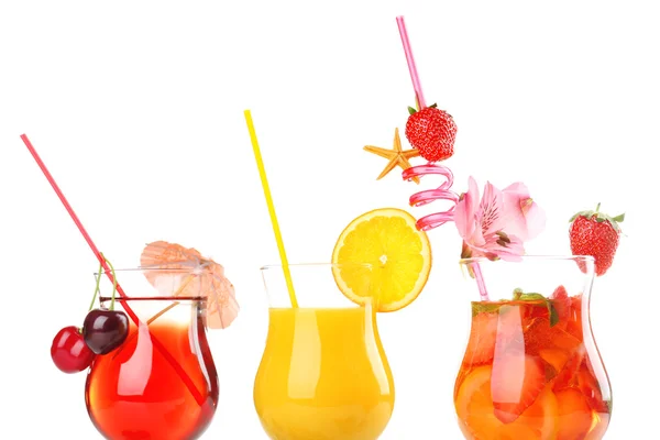 Освежающие фруктовые коктейли на белом — стоковое фото